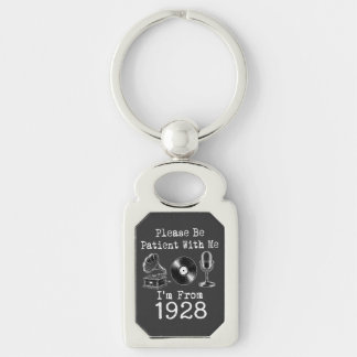 Porte-clés S'il Vous Plaît Soyez Patient Je Suis De 1928 Anni