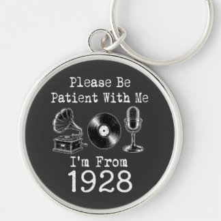Porte-clés S'il Vous Plaît Soyez Patient Je Suis De 1928 Anni