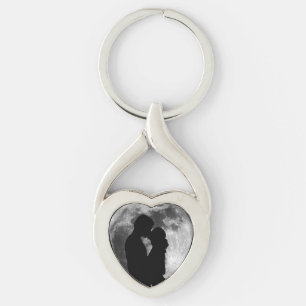 Porte-clés Silhouette des amants dans une pleine lune la nuit