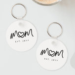 Porte-clés Simple Black Script Heart Keepsake Mom Established<br><div class="desc">Simple Black Script Heart Keepsake Mom Established Keychain.

Make it yours with easy customization. Need a custom order? Just send us a message,  we’re here to help. Kindly note that response times may vary slightly due to the time difference.</div>