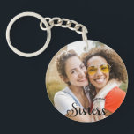 Porte-clés Simple Soeurs Une Photo Élégant Script Coeur<br><div class="desc">Personnalisable un design photo avec le mot script "soeurs".</div>