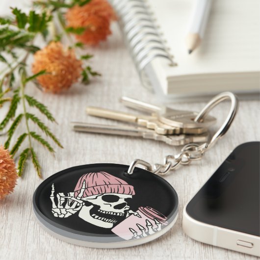 Porte-clés Skeleton Head avec Casquette et Boire sur un (Devant droit)