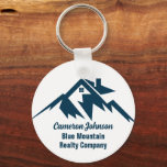 Porte-clés Société immobilière Mountain Marketing personnalis<br><div class="desc">Une société immobilière de chaîne de montagnes cool porte - clé pour une entreprise immobilière située dans une ville ou une ville montagneuse. Le nom du royaume est écrit en écriture bleu marine sous la maison au milieu des montagnes. Excellent article de marketing pour un constructeur de maisons en montagne....</div>
