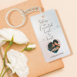 Porte-clés Soeurs du coeur connecté au coeur | Photos de Soeu<br><div class="desc">Un porte - clé cadeau photo spécial et mémorable pour les soeurs. Le design comprend un seul cadre de photo de coeur pour afficher votre propre photo spéciale. "Sisters Are Connected Heart to Heart" est conçu dans un script de brosse noire et de calligraphie de conception cardiaque et customisé avec...</div>