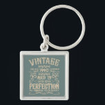 Porte-clés Soirée personnalisée vintage de 35 ans<br><div class="desc">Ajoutez un peu d'originalité à votre garde-robe avec ce design graphique d'anniversaire vintage avec des lettres de police de typographie impressionnantes. C'est une excellente idée cadeau pour les hommes, les femmes, les maris, les femmes, les petites amies et les petits amis qui vont adorer cette oeuvre d'art unique. Il fait...</div>