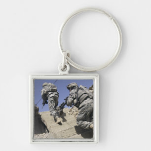 Porte-clés Soldats montant l'escalier d'un bâtiment