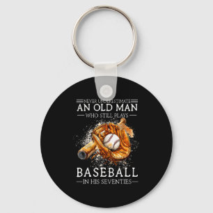 Porte-clés Sous-estimer un vieil homme qui joue au baseball