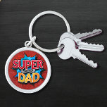 Porte-clés Super Papa Mustache Grunge moderne<br><div class="desc">Super Dad Mustache Modern Grunge Porte - clé présente le texte "Super Dad" dans la typographie moderne rouge et jaune sur un arrière - plan gris bleu et rouge accentué d'une moustache. Cadeaux pour papa pour anniversaire,  Fête des pères,  Noël,  vacances et plus encore. Créé par Evco Studio www.zazzle.com/store/evcostudio</div>