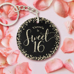 Porte-clés Sweet 16 Chic Black Gold Parties scintillant Confe<br><div class="desc">"Bonne Douce 16". Voici un ajout amusant à sa fête d’anniversaire! Célébrez en donnant ce porte - clé acrylique personnalisé. La typographie de script de parties scintillant d'or et les confettis superposent un arrière - plan noir. Personnalisez le texte personnalisé avec le nom de votre fille. Choisissez parmi les formes...</div>