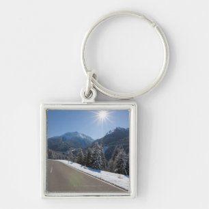 Porte-clés Thrugh vide idyllique de route un paysage d'hiver,