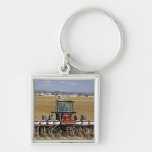 Porte-clés Tracteur tirant un semoir de maïs semence.