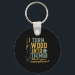 Porte-clés Travailleur de charpentier amusant Je transforme l<br><div class="desc">Je transforme le bois en choses. Marchandises amusantes pour menuisier, menuisier, bûcheron, ouvrier du bois, fabricant de meubles, constructeur de bateaux, les gars travaillant avec des outils de menuiserie, haches, marteau, vu dans le garage, grand-père à la retraite qui est toujours couvert de sciure. Un grand cadeau pour père à...</div>