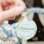 Porte-clés Trucs d'or sur le cadeau Mariage Pale Blue Bridesm<br><div class="desc">Ces porte - clés sont conçus pour donner comme faveurs aux serveuses d'honneur à votre mariage. Elles présentent un design simple mais élégant, avec un arrière - plan de couleur bleu poudreuse pâle, des lettrages en or et une bordure florale en faux feuille doré en dentelle. Le texte dit "Bridesmaid"...</div>
