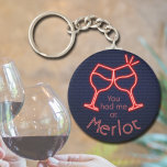 Porte-clés Tu m'as eu à Merlot<br><div class="desc">Porte - clé à bouton rond propose un texte amusant "You Had Me at Merlot" et deux verres à vin néon sur un arrière - plan en brique bleue de minuit. Les porte - clés font des cadeaux mémorables pour leur famille et leurs amis ou créent pour vous-même. Changez pour...</div>