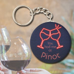 Porte-clés Tu m'as eu à Pinot<br><div class="desc">Le porte - clé à bouton rond propose un texte amusant "You Had Me at Pinot" et deux verres à vin de néon sur un arrière - plan en brique bleue de minuit. Les porte - clés font des cadeaux mémorables pour leur famille et leurs amis ou créent pour vous-même....</div>