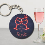 Porte-clés Tu m'as eu à Rosé<br><div class="desc">Le porte - clé à bouton rond présente un texte amusant "You Had Me at Rosé" et deux verres de vin néon sur un arrière - plan en brique bleue de minuit. Les porte - clés font des cadeaux mémorables pour leur famille et leurs amis ou créent pour vous-même. Changez...</div>