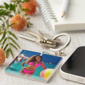 Porte-clés Twilight Beach Portrait — Femme dans Neon Pink Bik (Devant Droit)