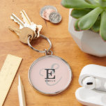 Porte-clés Typographie de Monogramme moderne Blush Pink<br><div class="desc">Un beau design porte - clé en rose pâle avec une élégante représentation stylisée de votre nom et monogramme avec sérifs classiques et une typographie plus ornée dans une harmonie équilibrée et symétrique. Les trois éléments se fondent dans une harmonie sophistiquée et créent votre propre logo de marque personnelle. Montré...</div>