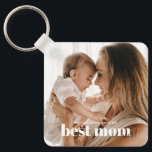 Porte-clés Typographie moderne Meilleure maman jamais photo<br><div class="desc">Typographie moderne Best Mom Ever Photo Porte - clé. Vous pouvez également modifier le message d'accueil et le rendre "Joyeux anniversaire !"</div>