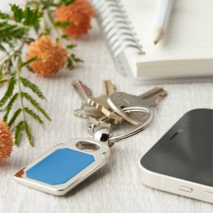 Porte-clés un arrière - plan bleu avec une horloge noire et b
