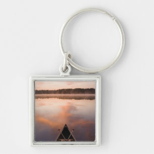 Porte-clés Un canoë repose sur la rive du lac Pawtuckaway