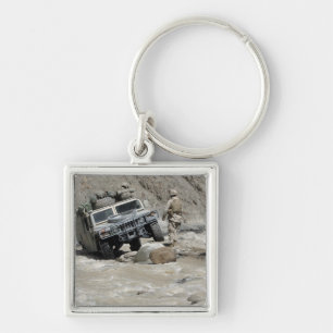 Porte-clés Un Marine américain guide le conducteur d'un Humve