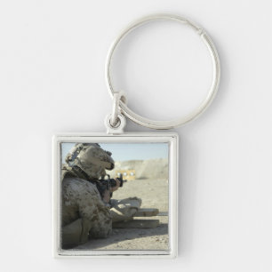 Porte-clés Un Marine lance un fusil de service M16A2