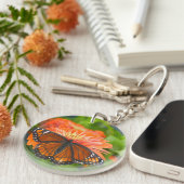 Porte-clés Un papillon Monarque sur des Zinnia orange (Devant droit)