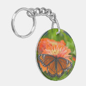 Porte-clés Un papillon Monarque sur des Zinnia orange (Devant gauche)