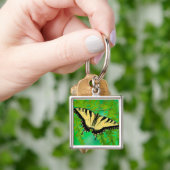 Porte-clés Un papillon swallowtail atterrissant (main)