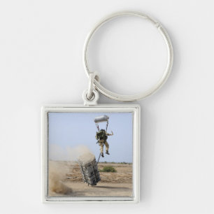 Porte-clés Un pararescueman descend dans la zone