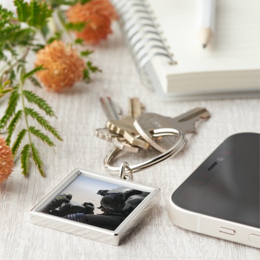 Porte-clés Un soldat assure la sécurité (Côté)