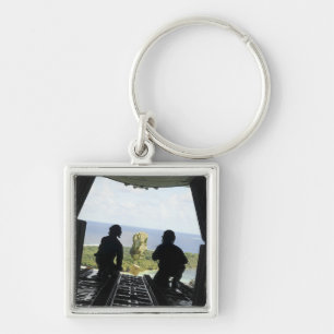 Porte-clés Une boîte de marchandises humanitaires