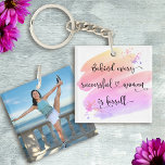 Porte-clés Une femme réussie Pink Aquarelle Typographie Photo<br><div class="desc">"Derrière chaque femme prospère se trouve elle-même." Alors qui a besoin du Prince Charming ? Faites votre propre "heureux toujours après" et embrassez "girl power" chaque fois que vous utilisez ce porte - clé acrylique féministe inspiré et élégant, coloré avec une typographie manuscrite noire sucrée superposant une aquarelle jaune, pêche,...</div>