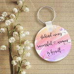 Porte-clés Une femme rose Aquarelle Chic Typographie<br><div class="desc">"Derrière chaque femme prospère se trouve elle-même." Alors qui a besoin du Prince Charming ? Faites votre propre "heureux toujours après" et embrassez "girl power" chaque fois que vous utilisez ce porte - clé acrylique féministe inspiré et coloré avec une typographie manuscrite noire sucrée superposant un splash jaune, pêche, rose...</div>