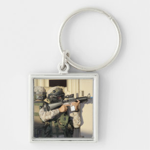 Porte-clés Une infanterie surveillent des objectifs son arme