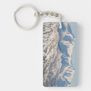 Porte-clés Une vue pittoresque des montagnes et des arbres de