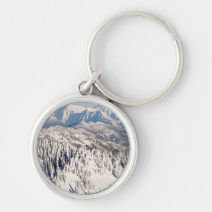 Porte-clés Une vue pittoresque des montagnes et des arbres de