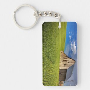 Porte-clés Vieille grange dans un champ de blé de printemps