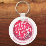 Porte-clés Vin<br><div class="desc">Porte - clé ronde propose un texte amusant "Wine a Little Laugh A Lot" sur une tache de vin rouge - personnalisé avec vos informations de fête. Les porte - clés font des cadeaux mémorables pour leur famille et leurs amis ou créent pour vous-même.</div>