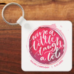 Porte-clés Vin Un Peu Porte - clé<br><div class="desc">Porte - clé ronde propose un texte amusant "Wine a Little Laugh A Lot" sur une tache de vin rouge - personnalisée avec toutes les informations. Les porte - clés font des cadeaux mémorables pour leur famille et leurs amis ou créent pour vous-même.</div>
