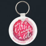 Porte-clés Vins un peu rire beaucoup<br><div class="desc">Porte - clé à bouton rond propose un texte amusant "Wine a Little Laugh A Lot" sur une tache de vin rouge - personnalisez avec vos informations de fête. Les porte - clés font des cadeaux mémorables pour leur famille et leurs amis ou créent pour vous-même.</div>
