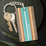 Porte-clés Vintage Surfboard Stripes - Subtle Wood Arrière -<br><div class="desc">Un motif rayé coloré et rétro en bleu et orange d'aqua sur un arrière - plan imprimé en faux bois. Un design rayé vintage avec un aspect plage et surf. Ajoutez votre nom ou votre monogramme pour en faire un cas de téléphone personnel qui se démarquera parmi vos amis. Le...</div>