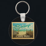 Porte-clés Vintage voyage de plage du Cap May<br><div class="desc">Ce design de carte postale vintage de Greutings From Cape May comprend une plage de sable avec une belle eau turquoise de l'océan et au-dessus de la mer,  un ciel bleu avec des nuages blancs lustrés. Dans un style de voyage vintage.</div>