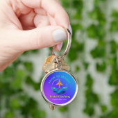 Porte-clés violet et bleu Roam to Reflect (main)