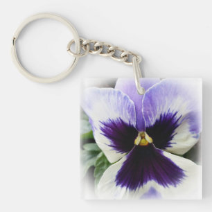 Porte-clés violet profond sur blanc