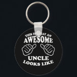Porte-clés Voici À Quoi Ressemble Un Oncle Merveilleux<br><div class="desc">Un design rétro de style amusant avec deux mains pointant vers le type spécial portant la chemise ou l'objet laissant tout le monde savoir qu'il est un oncle génial.</div>