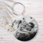 Porte-clés Votre Couple préféré Black and White Photo Gold<br><div class="desc">Personnalisez avec votre photo de couple préférée avec vos noms et l'année sertie dans l'élégante typographie or,  créant une mémoire et un cadeau unique. Un joli gardien au trésor ! Conçu par Thisisnotme©</div>