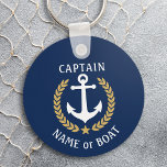 Porte-clés Votre nom de bateau Capitaine Ancre Laurel Marine<br><div class="desc">Un Porte - clé personnalisé avec votre nom de bateau, votre nom de famille ou tout autre texte désiré et le titre de capitaine ou tout autre grade selon les besoins. Doté d'une ancre nautique conçue sur mesure, de feuilles de lauriers de style or et d'un emblème d'étoiles en bleu...</div>