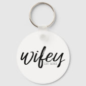 Porte-clés Wifey - Whimsical Black Calligraphy pour la mariée (Recto)